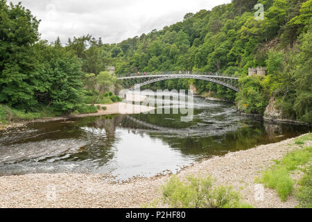 Craigellachie pont construit par Thomas Telford, traversant la rivière Spey près d'Aberlour, Moray, Ecosse, Royaume-Uni Banque D'Images