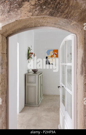 Voir à travers la porte d'entrée sur meuble bol en 18e siècle ferme Luberon, en Provence Banque D'Images