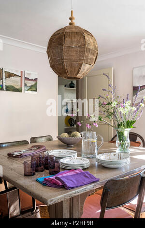 L'ombre de la poignée au-dessus de table à manger avec purple verrerie en Luberon accueil 18ème siècle. Banque D'Images