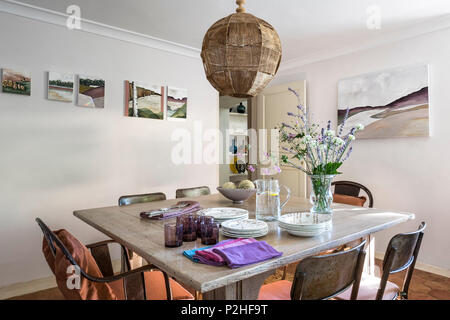 L'ombre de la poignée au-dessus de table à manger avec des verres et des serviettes hygiéniques en 18e siècle Luberon maison. Banque D'Images