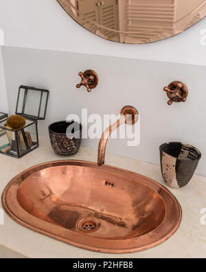 Métalliques en laiton lavabo dans l'unité d'un lavabo avec robinet d'époque des raccords dans le Luberon bastide. Banque D'Images