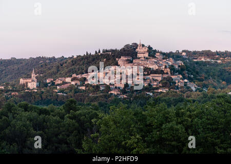 Pittoresque pittoresque de hillside community en Provence (Luberon) peut-être Banque D'Images