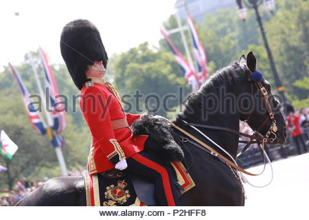 La parade annuelle de la couleur a eu lieu à Londres en l'honneur de l'anniversaire de la reine Elizabeth. Les rues bordées de milliers d'accueillir Sa Majesté un Banque D'Images