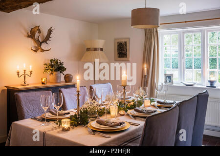 Candle lit table à manger habillé de tissu de Maison Brocante. L'abat-jour est bespoke by Sambrina les chandeliers et Landini de Chalk & Flint Banque D'Images