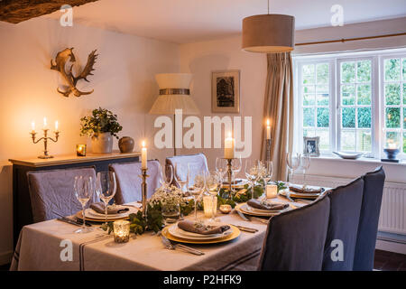 Candle lit table à manger habillé de tissu de Maison Brocante. L'abat-jour est bespoke by Sambrina les chandeliers et Landini de Chalk & Flint Banque D'Images