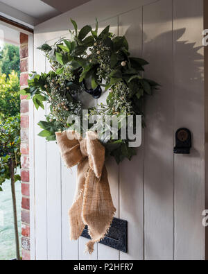 Couronne de Noël sur porte avant Banque D'Images