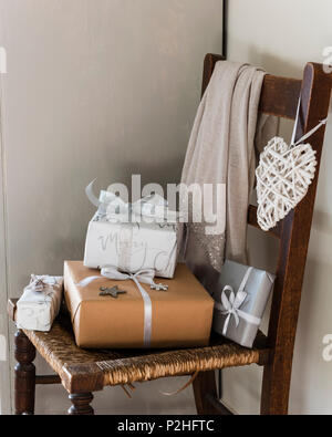 Gifts sur chaise en bois Banque D'Images