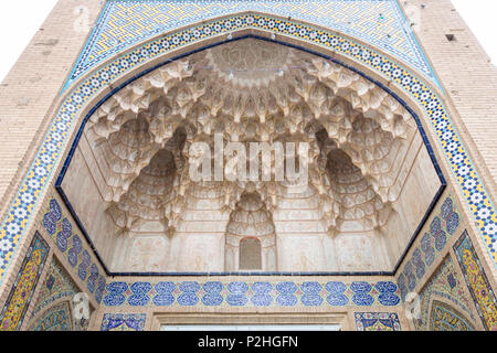 Honeycomb vault ou muqarnas à Masjed-e Agha Bozorg mosquée, Kashan, Iran Banque D'Images