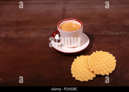 Wafel, gaufre au caramel et café tasse coffeebreak isolé sur fond sombre. Banque D'Images