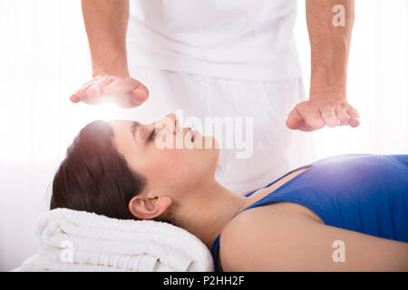 Close-up of a Young Woman Having détendue Traitement de guérison reiki Banque D'Images