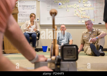 160923-N-RP435-027 (sept. 23, 2016) SAN DIEGO -- le Cmdr. Brady Brown, sous-directeur de programme pour la météorologie et l'océanographie à Bureau exécutif du Programme de Commandement, Contrôle, Communications, Informatique et Renseignement (C4I) de SP, s'apprête à célébrer où une balle lancée à partir d'un statapult hits à l'intérieur d'une zone désignée pour la livraison des produits fantaisie exercices pendant un Lean Six Sigma (LSS) training class. L'OIO C4I L'amélioration continue des processus (IPC) fournit l'équipe de formation de la SS, le personnel du bureau de programme de SP et les employés du gouvernement dans la matrice du Space and Naval Warfare Systems Command (SPAWAR) comp Banque D'Images