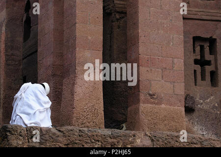 La prière des pèlerins éthiopiens de religieux eglises de sculpter dans la roche solide à Lalibela Banque D'Images