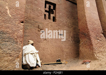 La prière des pèlerins éthiopiens de religieux eglises de sculpter dans la roche solide à Lalibela Banque D'Images