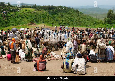 LALIBELA, ÉTHIOPIE - 31 août 2013 : le peuple éthiopien locales étant un commerçant du marché dans la ville de Lalibela en Ethiopie Banque D'Images