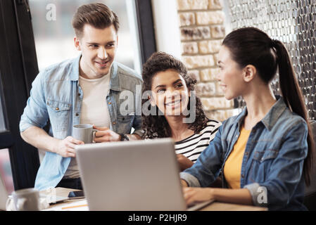 Les étudiants nice positive de parler les uns aux autres Banque D'Images