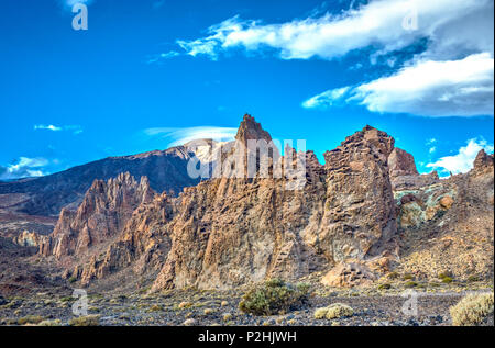 Pic de Teide à partir de ci-dessous avec les nuages hat, Tenerife, Îles Canaries Banque D'Images