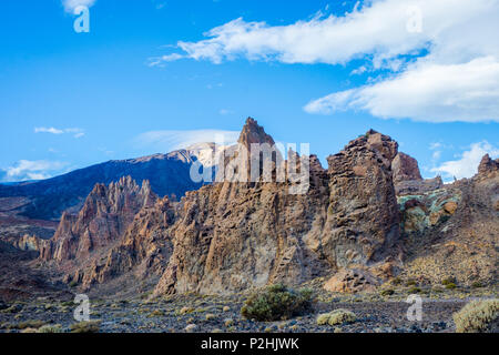 Pic de Teide à partir de ci-dessous avec les nuages hat, Tenerife, Îles Canaries Banque D'Images