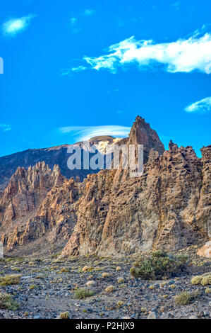 Pic de Teide à partir de ci-dessous avec les nuages hat, Tenerife, Îles Canaries Banque D'Images