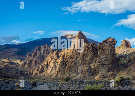 Pic de Teide à partir de ci-dessous avec les nuages hat, Tenerife, Îles Canaries Banque D'Images