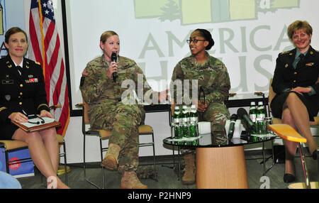 Le capitaine Cassandra Harris, l'agent du personnel pour la formation Group-Ukraine multinationales conjointes au maintien de la paix et la sécurité internationale Centre a parlé des prix et les obstacles d'être une femme dans l'armée, le 29 septembre, à l'American House à Kiev. L'établissement de relations solides et de s'engager avec la communauté locale ici n'est qu'un aspect de l'JMTG-U mission en Ukraine. Leur objectif principal est de construire une formation durable et durable des capacités au sein de la force terrestre de l'Ukraine. (Photo prise par le sergent-major de l'armée. Elizabeth Tarr) Banque D'Images