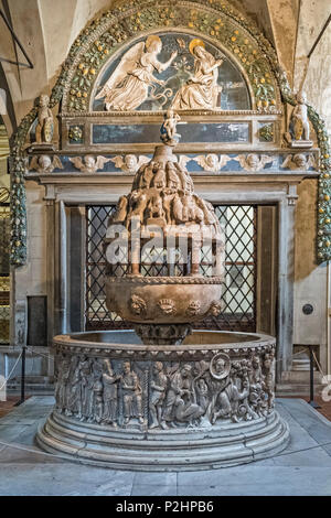 La basilique de San Frediano., Lucca, Toscane, Italie. L'énorme cuve baptismale romane du 12C, en face d'un 15c lunette de Andrea della Robbia Banque D'Images