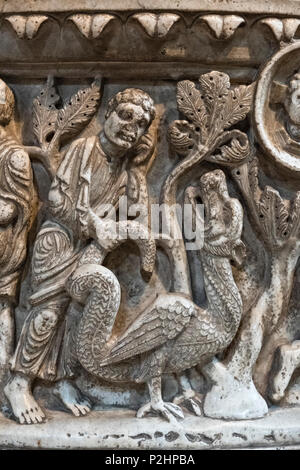 La Basilique de San Frediano., Lucca, Toscane, Italie. Un détail des énormes fonts baptismaux romanes de 12c. Banque D'Images