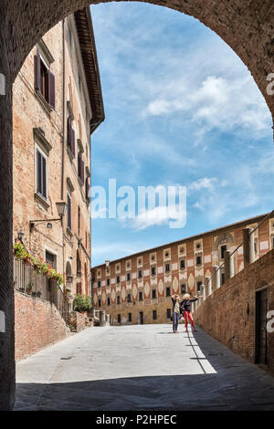 San Miniato, en Toscane, Italie. L'entrée de la Piazza della Repubblica, avec la façade de fresques du 18C Séminaire Épiscopal sur la droite Banque D'Images