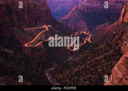 Route dans le parc national de Zion avec location de light trails Banque D'Images