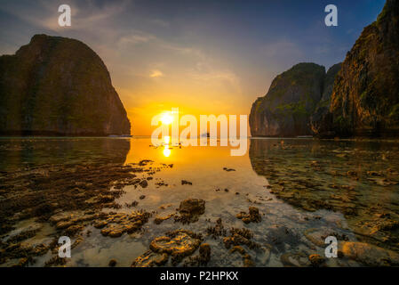 Coucher du soleil à la Maya Beach sur Koh Phi Phi Island en Thailande Banque D'Images