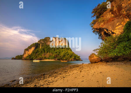 Soirée à la plage de Ko Hong Island dans la province de Krabi, Thaïlande Banque D'Images