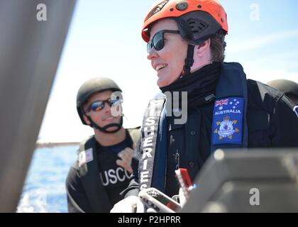 Maître de 1re classe Brett Malone, un dommage controlman et membre de l'équipe d'embarquement pour cette évolution, et Lydia Woodhouse, un agent de l'Autorité de gestion des pêches, revenir à la WLB-215 USCGC (Sequoia) après le succès de l'embarquement, battant pavillon taiwanais Dar Long Cheng n° 2, dans l'ouest de l'océan Pacifique, 2 septembre 2016. La Garde côtière américaine et l'AFMA est monté à bord du navire pour assurer la conformité avec Western and Central Pacific Fisheries Convention de règlement. (U.S. Photo de la Garde côtière canadienne par le Premier maître de Sara Mooers) Banque D'Images