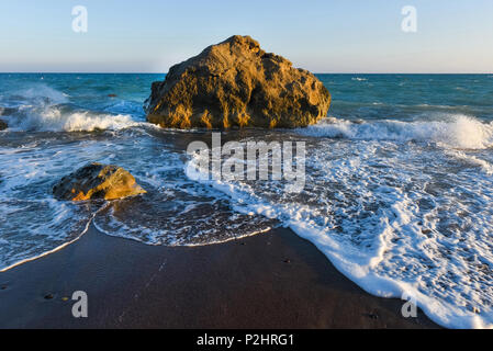 Les vagues de la mer près de la plage. Rochers dans l'eau Banque D'Images