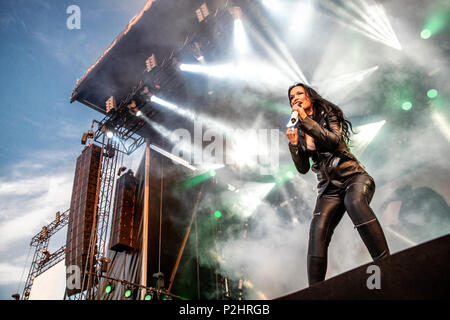 La Suède, Solvesborg - June 09, 2018. Le groupe de metal symphonique finlandais Tarja La chanteuse effectue un concert live au cours de la fête de la musique suédoise Sweden Rock Festival 2018. (Photo crédit : Gonzales Photo - Terje Dokken). Banque D'Images