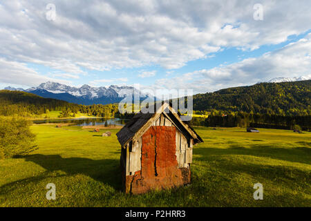 Geroldsee, lac, près de Mittenwald au printemps avec grange à foin, Karwendel, Werdenfelser Land, Alpes bavaroises, Upper Bavaria, B Banque D'Images