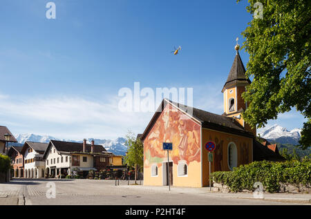 Sebastianskapelle, chapelle de Saint Sébastien, 17ème. - 18ème. siècle et hélicoptère, du Wetterstein, Alpspitze au printemps, Banque D'Images