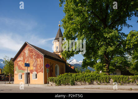 Sebastianskapelle, chapelle de Saint Sébastien, 17ème. - 18ème. siècle, les montagnes du Wetterstein, Alpspitze, au printemps, Partenkirchen, Banque D'Images