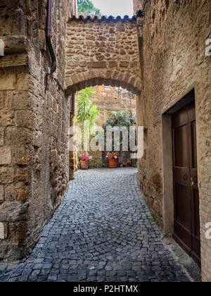 Les petites rues étroites de la vieille ville étrusque d'Orvieto en Ombrie, Italie Banque D'Images