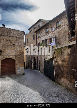 Les petites rues étroites de la vieille ville étrusque d'Orvieto en Ombrie, Italie Banque D'Images