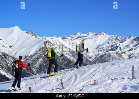 Trois personnes ski vers Gammerspitze (ordre croissant, Alpes en arrière-plan, Gammerspitze, vallée de Schmirn, Banque D'Images