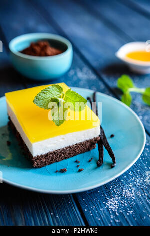 Délicieux gâteau au chocolat barres avec couche de mascarpone et orange jelly topping Banque D'Images