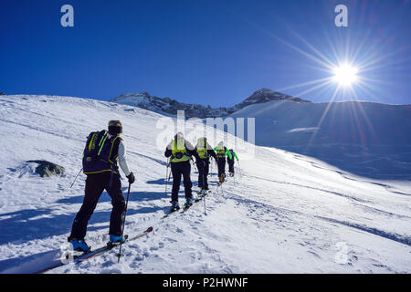 Plusieurs personnes ski ordre croissant vers Kleiner Kaserer Olperer, dans l'arrière-plan, Kleiner Kaserer, vallée de Sch Banque D'Images