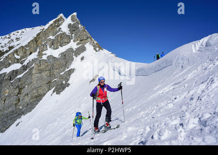 Deux personnes ski ordre croissant vers Kleiner Kaserer, Hoellscharte, Kleiner Kaserer, vallée de la Zillertal, Schmirn Banque D'Images