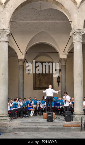 Lucca, Toscane, Italie. Un groupe jouant dans le Palazzo Pretorio, un édifice municipal 16c dans la Piazza San Michele dans le centre-ville Banque D'Images