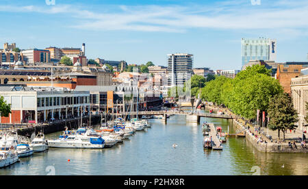 Avis de Bristol's Bordeaux Quay Marina et Pero's Bridge avec Colston et l'université au-delà de la tour Banque D'Images