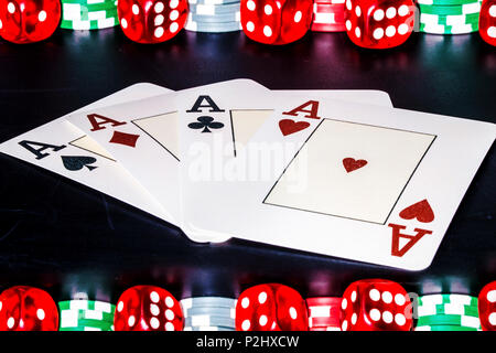 Cartes et puces de la notion d'accessoires pour le casino, une image de fond avec quatre as dans le centre Banque D'Images