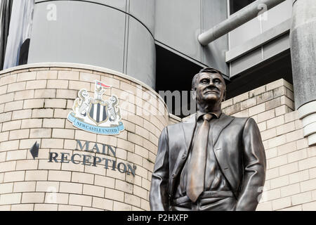 Statue de Sir Bobby Robson, ancien manager de Newcastle United, l'extérieur du terrain de Newcastle, St James' Park. Newcastle upon Tyne. UK Banque D'Images