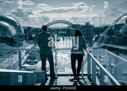 Vue sur la rivière Tyne vers le Sage Gateshead et Tyne Bridge à partir de la plate-forme d'observation au Centre d'Art Contemporain BALTIC Gateshead. UK Banque D'Images