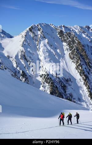 Trois personnes ski ordre croissant vers Frauenwand, Frauenwand, vallée de Schmirn, Alpes de Zillertal, Tyrol, Autriche Banque D'Images