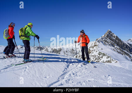 Plusieurs personnes ski de avoir une pause, Hornspitze en arrière-plan, Frauenwand, vallée de Schmirn, Alpes de Zillertal, Tyr Banque D'Images