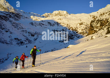 Trois personnes ski vers Schneespitze Schneespitze, croissant, vallée de Pflersch, Alpes de Stubai, le Tyrol du Sud, il Banque D'Images